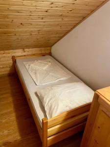 Postel nebo postele na pokoji v ubytování Cosy country home, Lendava