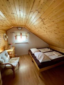 Postel nebo postele na pokoji v ubytování Cosy country home, Lendava