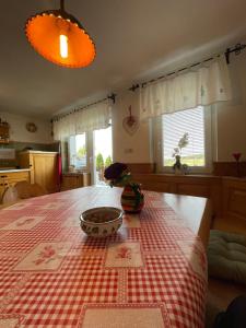 Postel nebo postele na pokoji v ubytování Cosy country home, Lendava