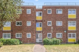 バーキングにあるBright & Modern London Apartmentの白い扉の赤レンガ造り