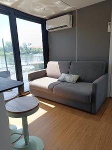 Posezení v ubytování DIAMOND Bigigio House Boat