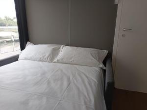 Postel nebo postele na pokoji v ubytování DIAMOND Bigigio House Boat + 29 fotografií