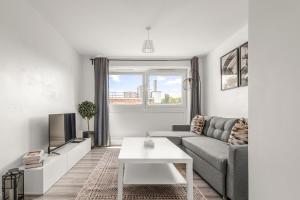 バーキングにあるBright & Modern London Apartmentのソファとテレビのあるリビングルーム