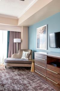 Una televisión o centro de entretenimiento en Wyndham Harbour Lights Studio Apartment with Resort Access