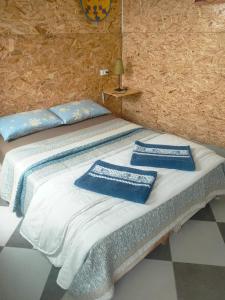 Duas camas num quarto com almofadas azuis em Dar sidi laghazi em Essaouira