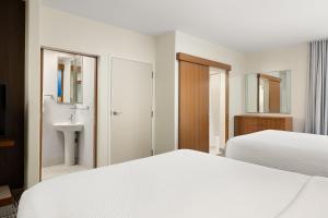 SpringHill Suites by Marriott McAllen Convention Center客房内的一张或多张床位