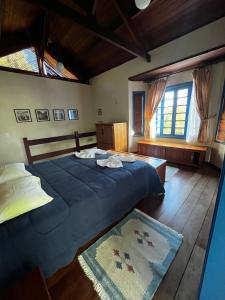 Postel nebo postele na pokoji v ubytování Chalé Igraine + 26 fotografií