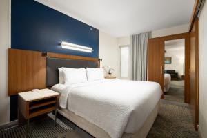 SpringHill Suites by Marriott McAllen Convention Center客房内的一张或多张床位