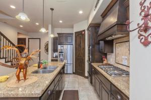 eine große Küche mit Spüle und Herd in der Unterkunft 4098 Coral Ridge The 19th Hole in Coral Ridge, Near Golf Course, Firepit, Poker Set, Heated Pool in Washington