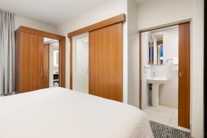 SpringHill Suites by Marriott McAllen Convention Center客房内的一张或多张床位