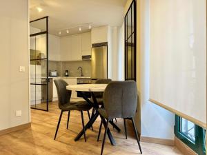 a kitchen and dining room with a table and chairs at Apartamento San Juan in Luanco