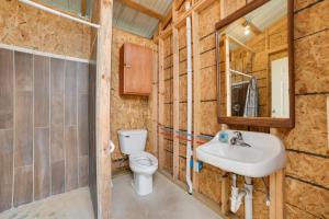 Koupelna v ubytování Cabin 8 on Lake Huron in Les Cheneaux Islands! + 24 fotografií