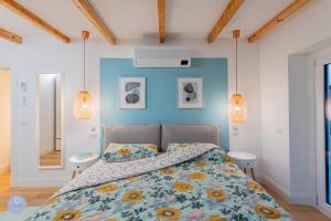 ein Schlafzimmer mit einem Bett und einer blauen Wand in der Unterkunft Nido Blu - Vista Lago in Belgirate