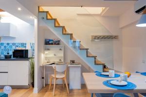 eine Küche und ein Esszimmer mit einer Treppe in der Unterkunft Nido Blu - Vista Lago in Belgirate