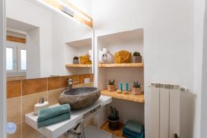 ein Badezimmer mit Waschbecken und Spiegel in der Unterkunft Nido Blu - Vista Lago in Belgirate + 33 Fotos