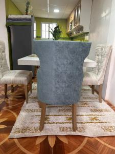 a living room with two chairs and a table at Departamento amoblado Milagro in Milagro +1 photo