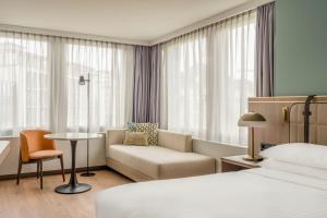 Ένα ή περισσότερα κρεβάτια σε δωμάτιο στο Zurich Marriott Hotel