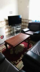 TV a/nebo společenská místnost v ubytování Shortlet Apartment Egbu