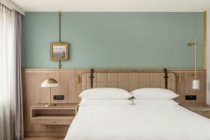 Ένα ή περισσότερα κρεβάτια σε δωμάτιο στο Zurich Marriott Hotel