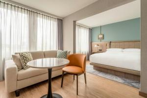 Ένα ή περισσότερα κρεβάτια σε δωμάτιο στο Zurich Marriott Hotel