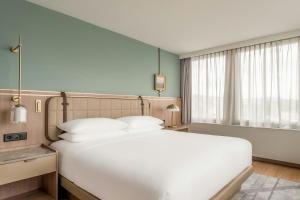 Ένα ή περισσότερα κρεβάτια σε δωμάτιο στο Zurich Marriott Hotel