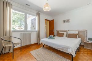 a bedroom with a large bed and a chair at L'Oasis de rêve villa 5 chambre avec piscine in Pibrac +17 photos