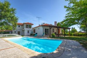 a swimming pool in front of a house at L'Oasis de rêve villa 5 chambre avec piscine in Pibrac