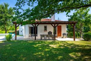 a patio with a gazebo in front of a house at L'Oasis de rêve villa 5 chambre avec piscine in Pibrac