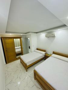 En eller flere senge i et værelse på Fanadir bay compound