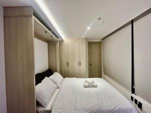 a small bedroom with a bed with white sheets at STUDIO Luxury View Edificio Harmony in Quito