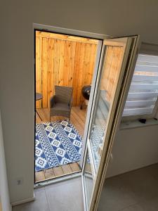 Blick auf ein Zimmer durch eine Glastür in der Unterkunft Przystanek Bałtyk in Misdroy