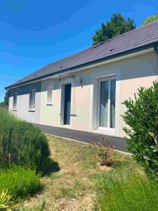 ein Gebäude mit Fenstern an der Seite in der Unterkunft Maison plain-pied au calme proche lac de miel Wifi gratuit in Beynat