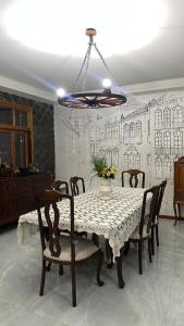 a dining room with a table and chairs at Casa em Engenheiro Paulo de Frontin in Engenheiro Paulo de Frontin
