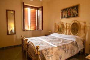 a bedroom with a bed and a mirror and a window at Appartamento Locazione Turistica L'Antica Sorgente Panicale in Panicale +97 photos