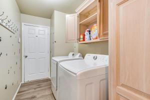 een kleine wasruimte met een wasmachine en droger bij Less Than 1 Mi to Oak Tree National Cozy Getaway! in Edmond +19 foto's
