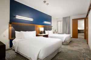 SpringHill Suites by Marriott McAllen Convention Center客房内的一张或多张床位