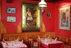 A restaurant or other place to eat at Hotel Restaurant Père Benoît