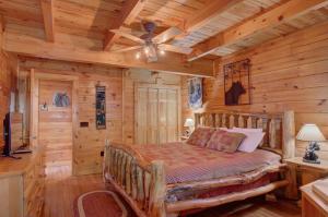 een slaapkamer met een bed in een blokhut bij Stunning views!Petfriendly22 with Pool table, Free tickets to Dollywood,Anakeesta,Aquarium &more in Sevierville