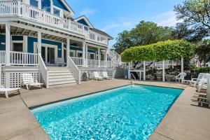 une piscine devant une maison dans l'établissement Heaven On Seven, à Corolla