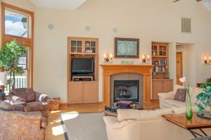 un salon avec une cheminée et une télévision dans l'établissement Heaven On Seven, à Corolla 43 autres photos