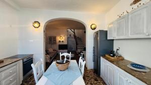 a kitchen with a table and chairs in a kitchen at Casa Charlotte El Cotillo in El Cotillo
