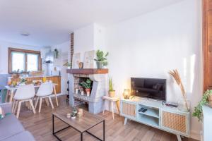 a living room with a couch and a fireplace at Studio paisible, à Neuf-Mesnil in Neuf-Mesnil