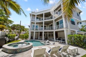 シエスタ・キーにある400ft to Beach, Ocean View, Pool, Rooftop, in the Siesta Key Village, 6-bdrのスイミングプール付きの家の外観