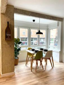 ビルバオにあるModern apartment self check in bilbao centerのテーブルと椅子と窓のあるダイニングルーム