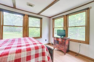 1 dormitorio con cama y vestidor con TV en 16 Mi to Clear Lake State Park Secluded Cabin, en Atlanta