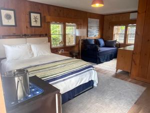ein Schlafzimmer mit großem Bett und Couch in der Unterkunft Cape Cod Motor Inn in South Yarmouth