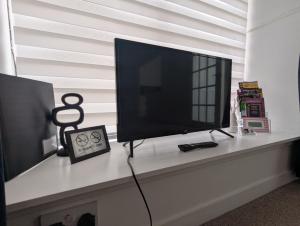 a flat screen tv sitting on top of a fireplace at Wellpark Corner in Markinch