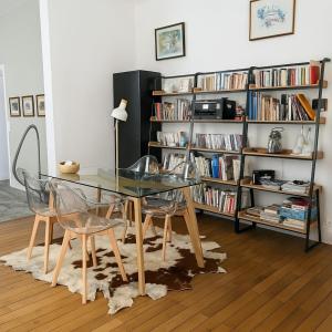 アンジェにあるÉlégante maison de charme 5 chambres et jardinのダイニングルーム(ガラスのテーブル、椅子付)