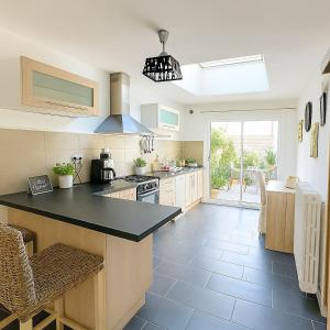 アンジェにあるÉlégante maison de charme 5 chambres et jardinの部屋にある黒いカウンタートップのキッチン