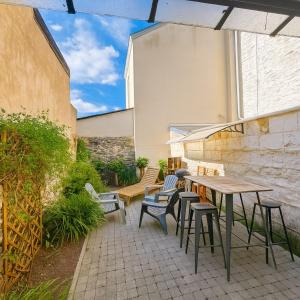 アンジェにあるÉlégante maison de charme 5 chambres et jardinのパティオ(テーブル、椅子、ベンチ付)